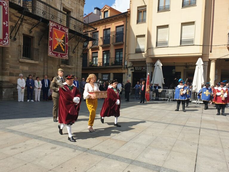 La bandera de Clavijo volvió a recorrer Astorga entre música y pólvora