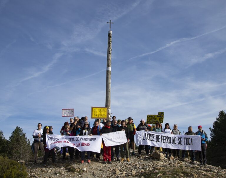 Concentración en la simbólica Cruz de Ferro del Camino de Santiago para reivindicar la paralización de la obra y el distanciamiento de la carretera