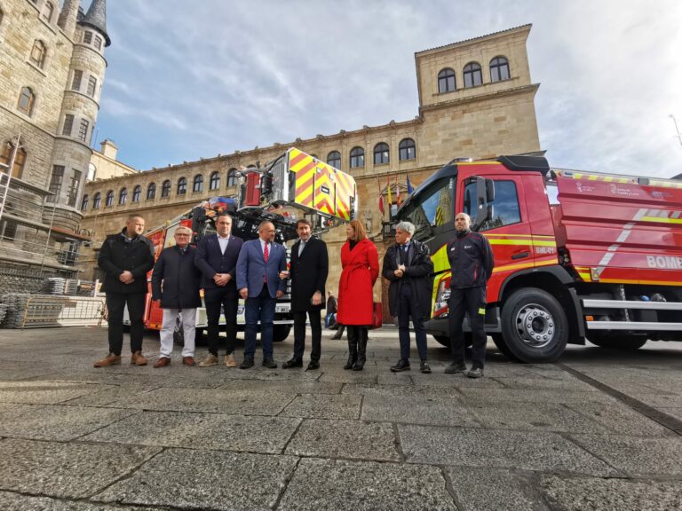La Diputación incorpora dos nuevos camiones a la red provincial de bomberos