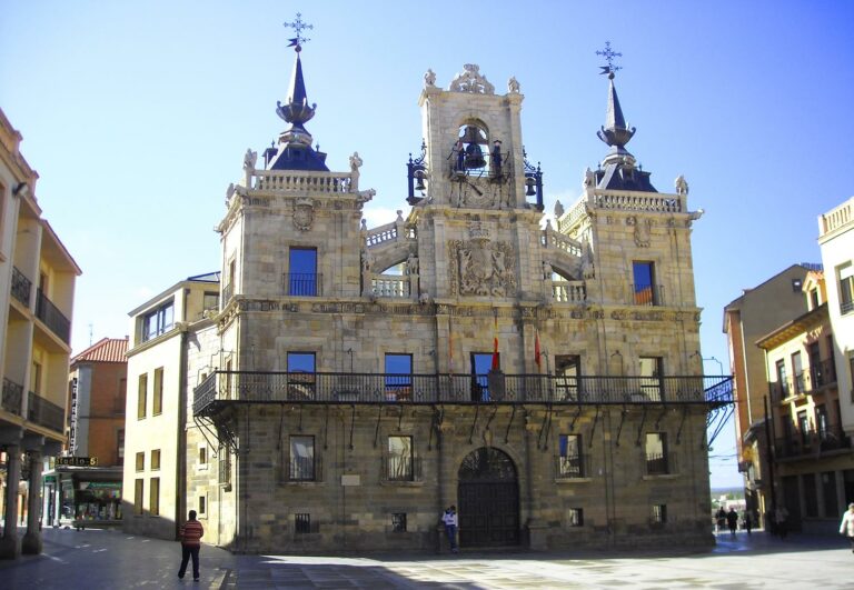 Izquierda Unida denuncia el uso partidista y sectario que el PP hace del perfil institucional de Facebook del Ayuntamiento de Astorga