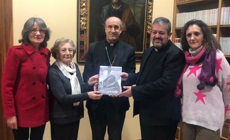 Entrega del expediente para la coronación canónica de la Virgen de los Dolores