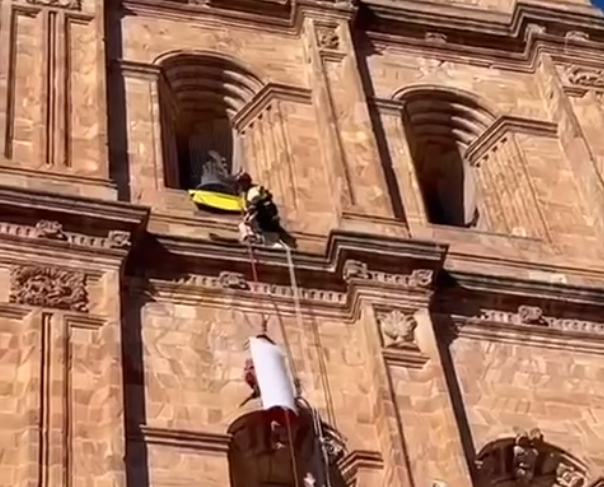 Los bomberos del SEPEIS efectúan un rescate «de película» a un hombre que sufrió un infarto mientras visitaba la Catedral de Astorga