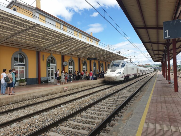 El Gobierno licita el estudio para la mejora del corredor ferroviario entre León, Astorga y Ponferrada