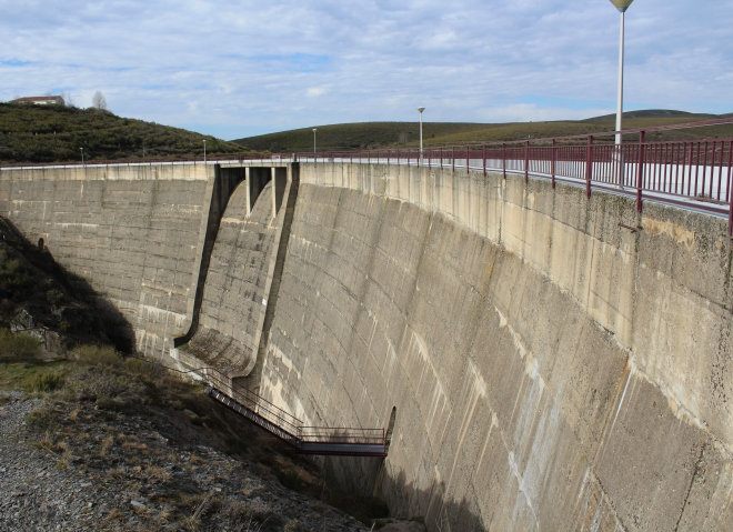 El plan de seguridad de la presa de Villatón avanza con la solicitud de instalación de sirenas en montes del entorno