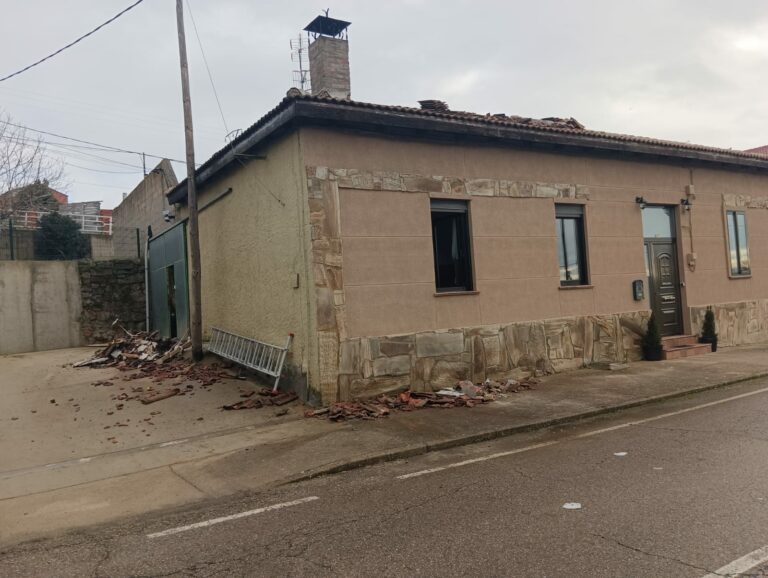 Una chimenea provoca un fuego en una casa en La Carrera