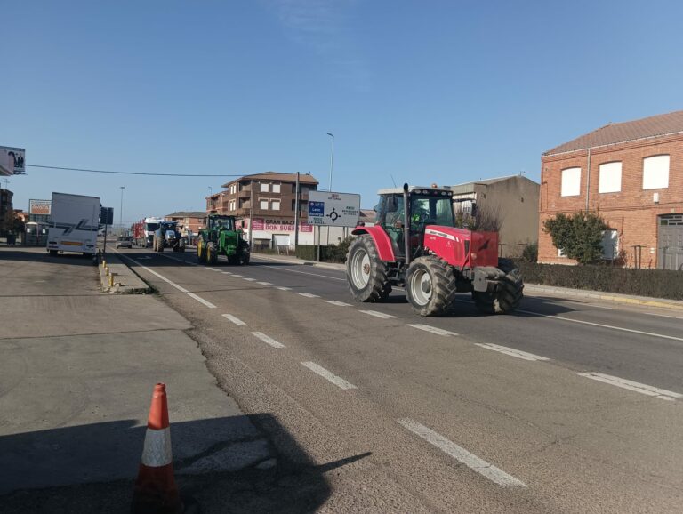 Más de doscientos tractores interrumpen carreteras convocados al margen de las OPAS