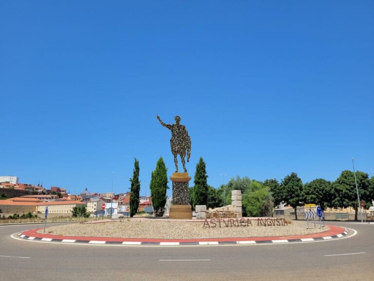 Una escultura de Augusto Prima Porta realizada por Amancio González recibirá a los peregrinos a su entrada en Astorga