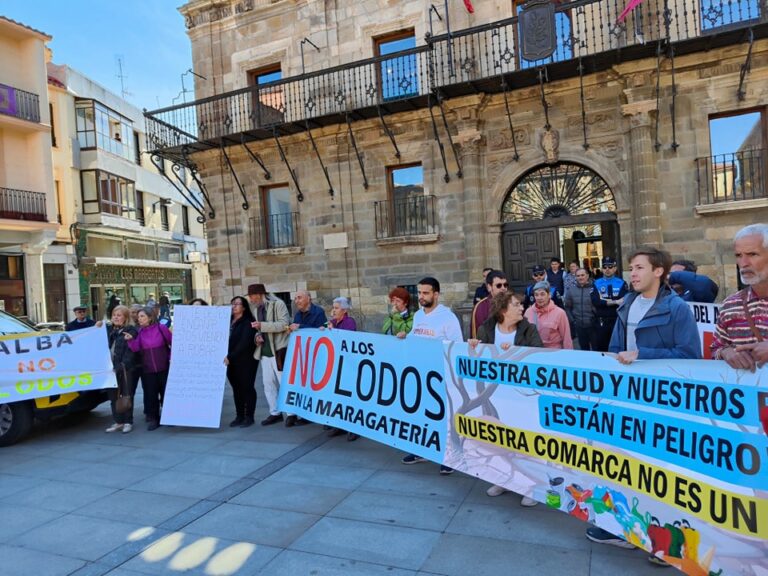 Vecinos de Astorga y Maragatería reciben con una pitada al consejero Suárez-Quiñones para mostrar su rechazo por la planta de lodos de Piedralba