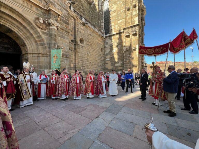 El Lignum Crucis regresó a Astorga arropado por centenares de fieles