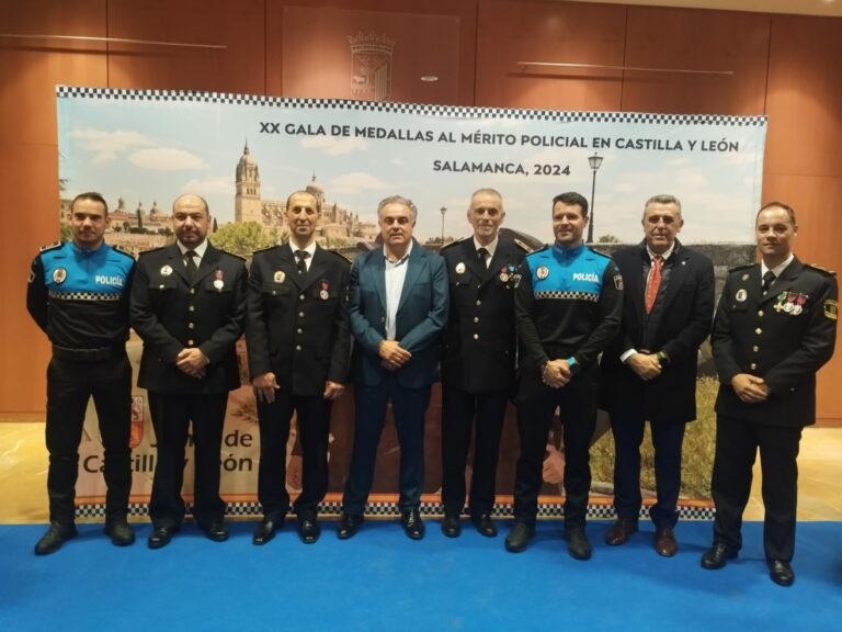 Jesús Mª Flórez, Eloy González y Pablo Toral reconocidos con la Medalla del Plata al Mérito de la Policía Local