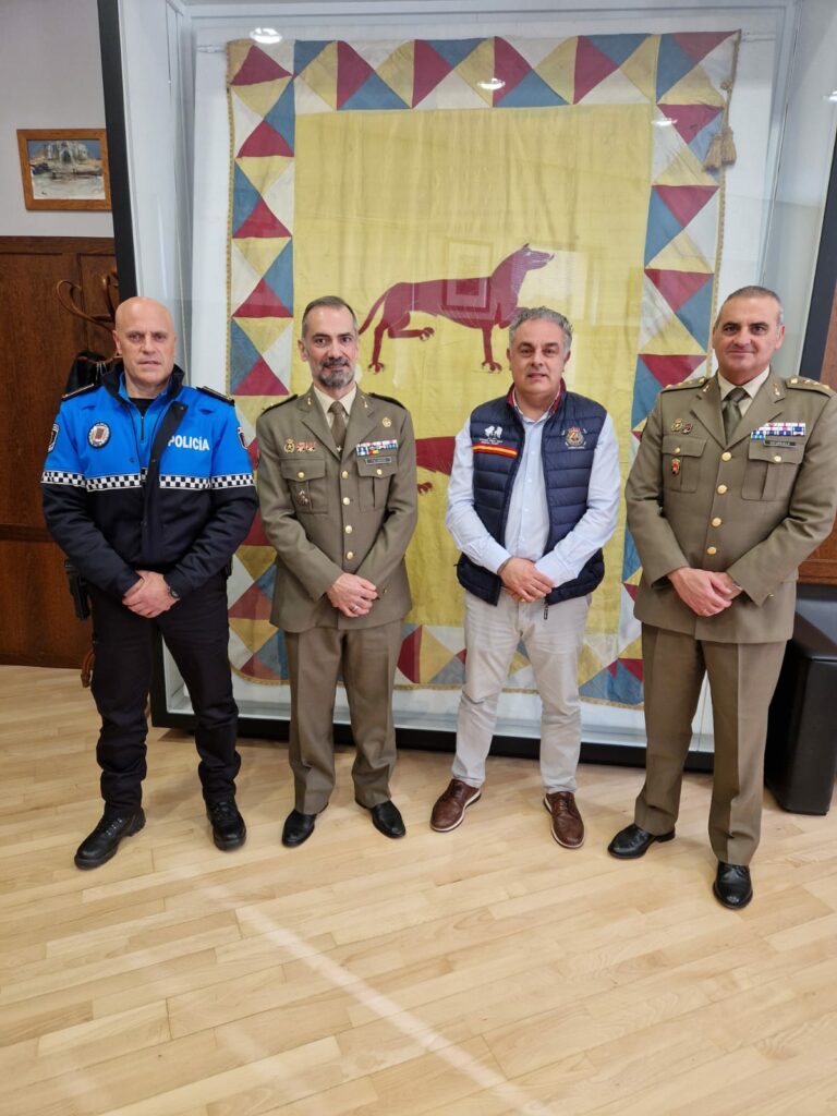 El alcalde recibe al nuevo coronel jefe del RALCA 63 de Astorga, Santiago Calderón Calatayud