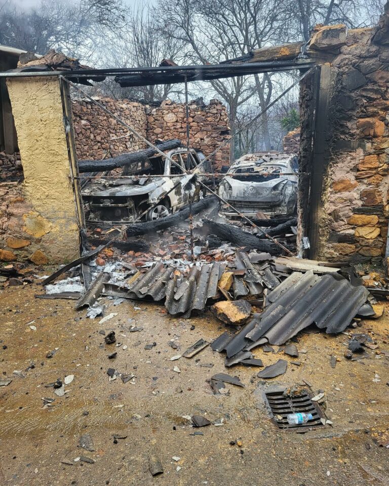 Un incendio presuntamente provocado calcina dos edificios y dos coches en Villar del Monte