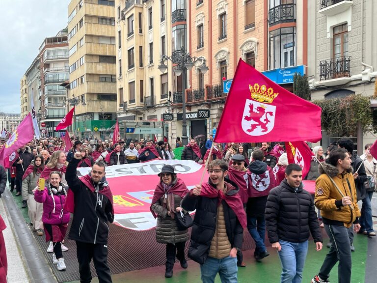 Miles de leoneses piden en la calle ‘Más soluciones y menos cuentos’ para el desarrollo económico y social de la provincia