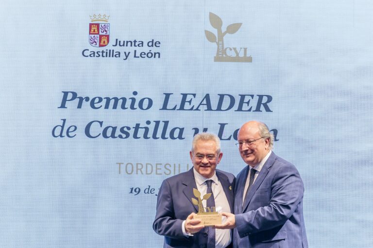 El Ayuntamiento de Santa Colomba de Somoza, reconocido con el premio «Social Plus Leader»