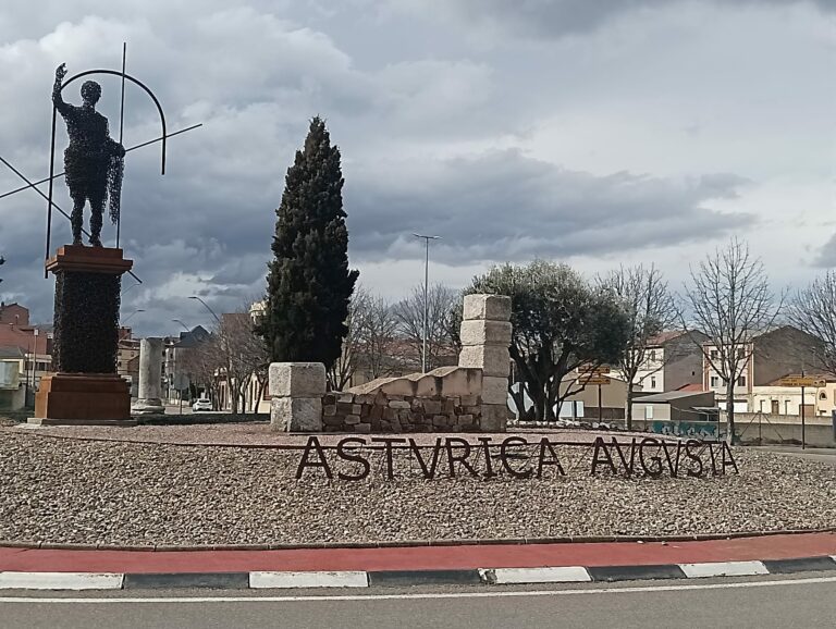La escultura de Augusto Prima Porta de Amancio González ya recibe a peregrinos y visitantes a su entrada en Astorga