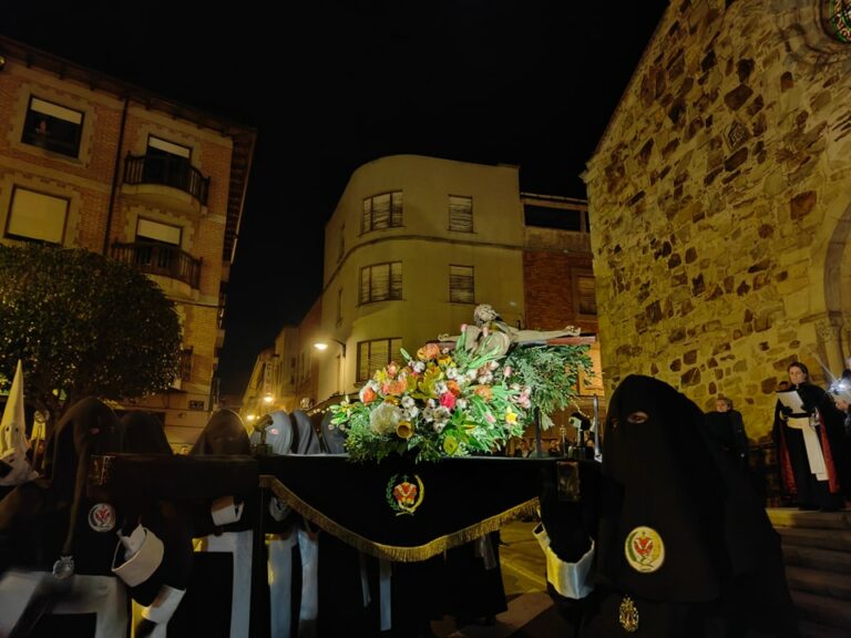 El Vía Crucis de las Damas de la Piedad abre una Semana Santa 2025 que mira al cielo
