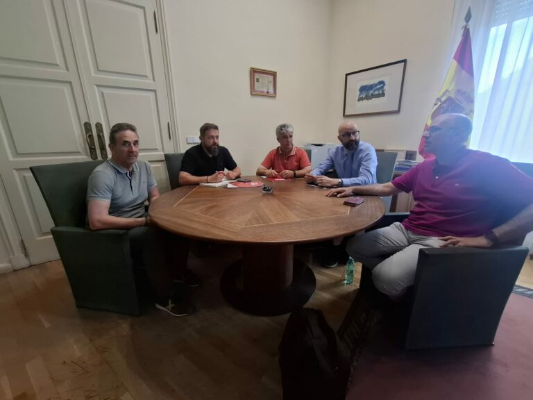 Ofensiva institucional y de los trabajadores tratando de que la fábrica de Azucarera siga en La Bañeza
