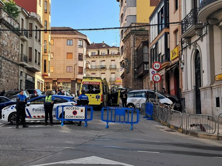 El fin de semana deja en Astorga cinco accidentes de tráfico y una agresión entre dos personas sin hogar por ‘hacerse’ con la puerta de un supermercado