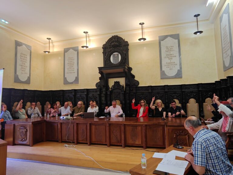 Apoyo unánime del pleno municipal a los trabajadores de la azucarera de La Bañeza