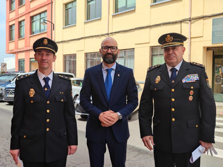 El subdelegado del Gobierno en León preside la toma de posesión del inspector jefe Martín García en la Comisaría de Astorga