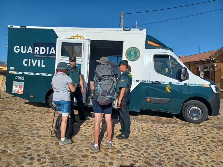 La Guardia Civil auxilia a un peregrino extraviado en el camino de Santiago durante el fin de semana en la provincia
