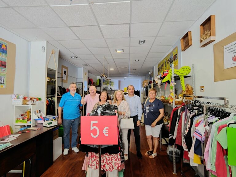 El mercadillo de Astorga solidaria ‘levanta la persiana’ en la calle Los Sitios