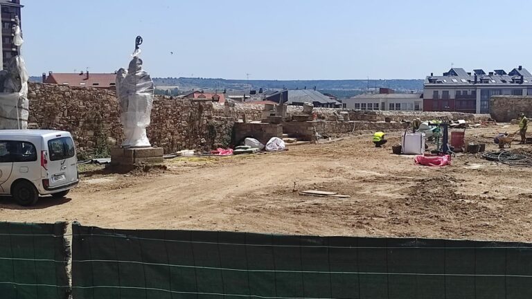 El Palacio de Gaudí acomete los trabajos de acondicionamiento de los jardines