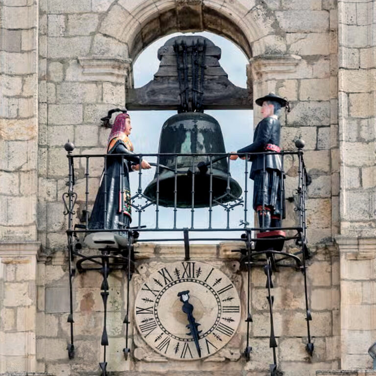 El equipo de Gobierno elude votar afirmativamente el acuerdo para el pago al mantenedor del reloj municipal