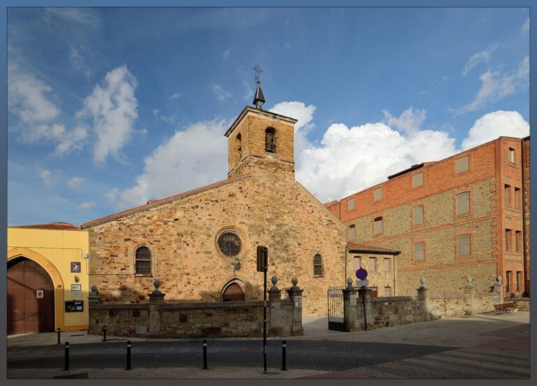 San Bartolomé solicita ayuda para la sustitución urgente de la vidriera del óculo central