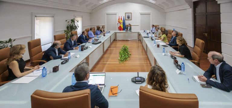 La Junta aprobará este miércoles las primeras ayudas para la recuperación de las zonas afectadas por los incendios con más de 100 millones de euros