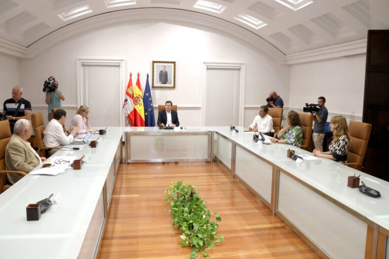 Mañueco anuncia un plan integral inmediato para la reconstrucción de las zonas afectadas por los incendios con ayudas para agricultores, ganaderos y empresas, restauración de bienes privados y públicos y una intervención especial en Las Médulas
