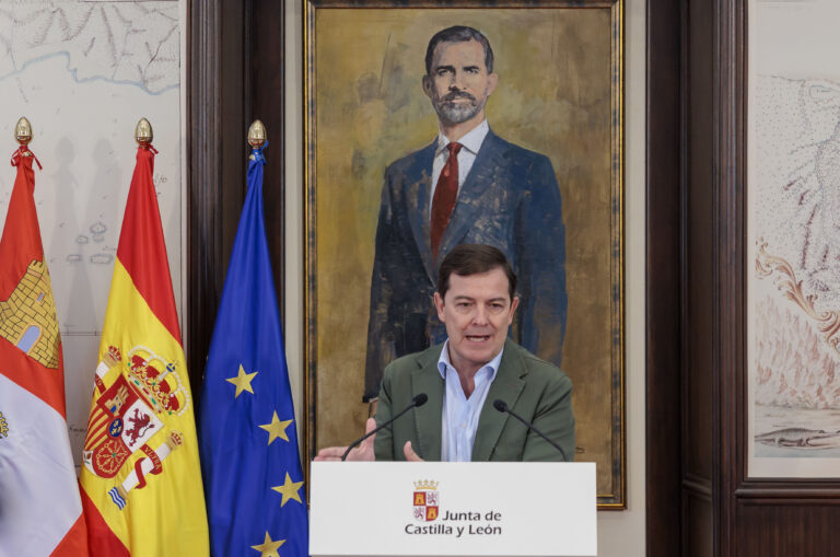 El Plan de la Junta incluirá ayudas de hasta 185.000 euros para recuperación de viviendas, 500 euros por familia desalojada, 5.500 euros por empresa y compensaciones a ganaderos y agricultores afectados por los incendios