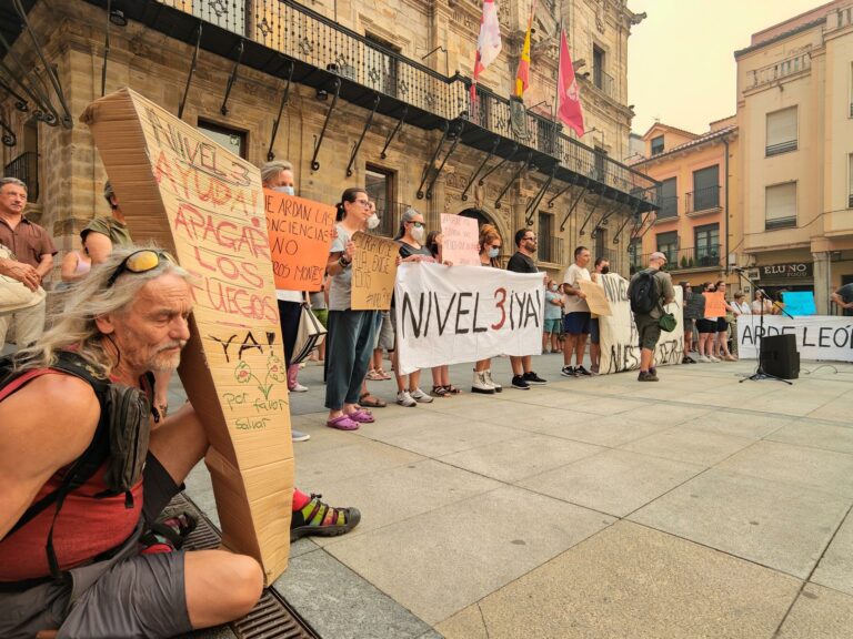 Cientos de personas reclamaron este domingo en Astorga la declaración de nivel 3 de emergencia por los incendios