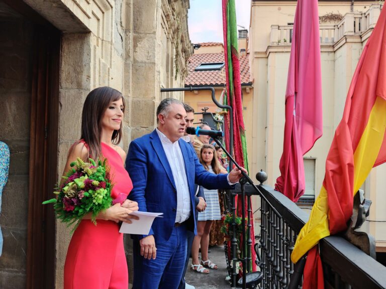 El pregón de Olga Lambea ante una plaza abarrotada de público y coloridos pendones abrió las Fiestas de Santa Marta 2025
