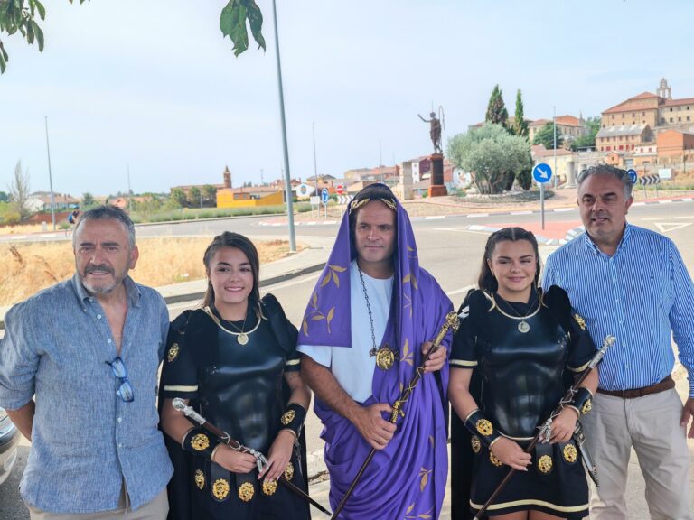El Ayuntamiento rinde homenaje a Octavio Augusto con tres nuevos bastones de mando coronados con el emperador