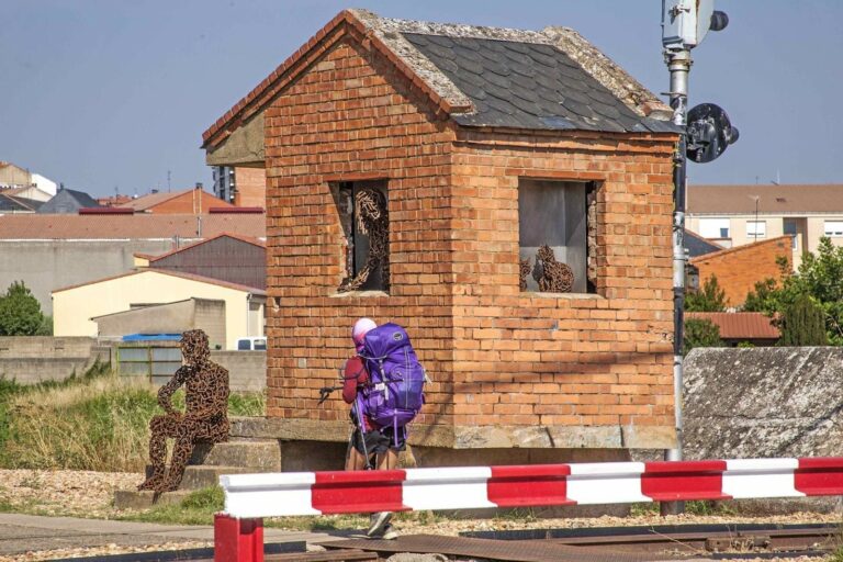 El proyecto de embellecimiento del Camino de Santiago en Astorga inaugura su quinta intervención artística