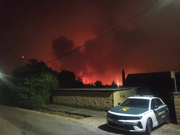 El incendio iniciado en Zamora y que ‘devora’ León sumó en la tarde de ayer más de 4.000 evacuados