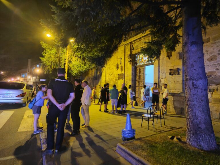 Astorga se vuelca con los desplazados por el incendio que asola la Valdería, el Valle del Jamuz y la Valduerna