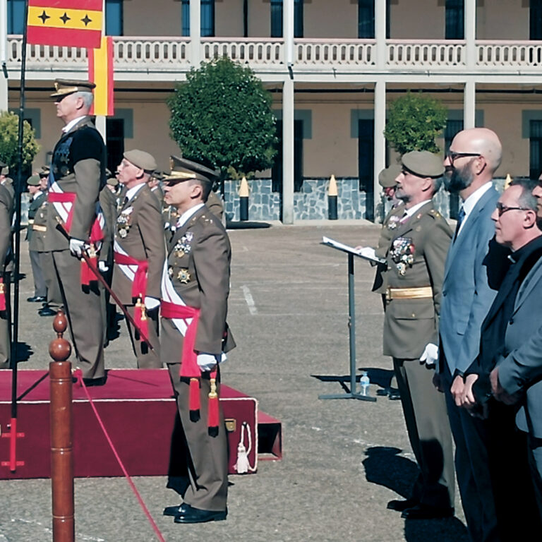 El coronel del RALCA reitera en un acto castrense la inmediata llegada del nuevo material lanzacohetes