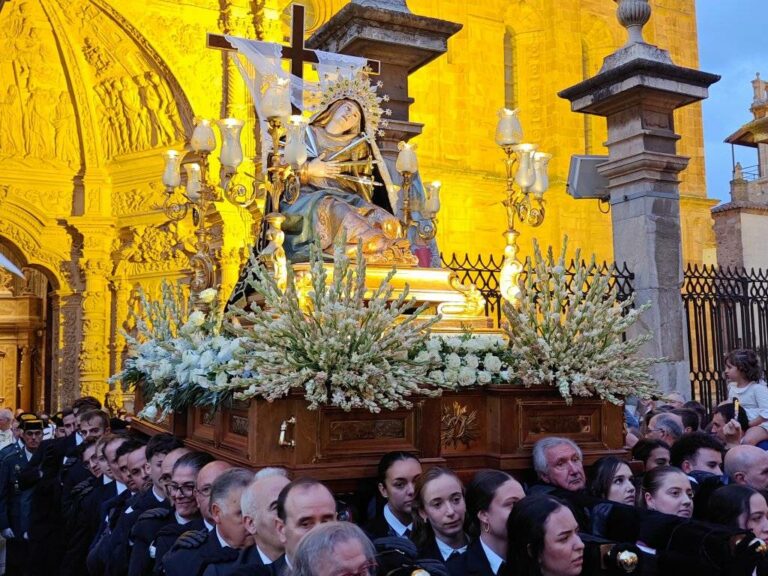 Cientos de fieles acompañan a la Virgen de los Dolores en su Coronación