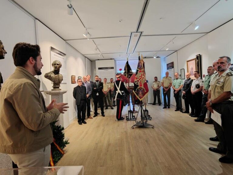 El servicio y la tradición artillera de Astorga se exponen en la Biblioteca Municipal hasta final de mes