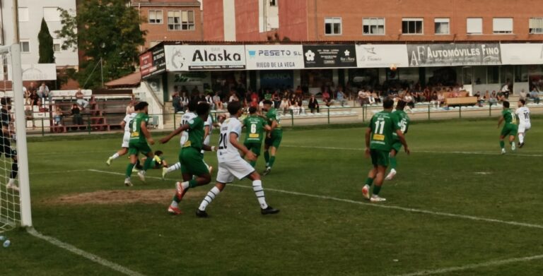 Un regalo de Martín «abrió la lata» de un partido en el que el Astorga no tiró entre los tres palos