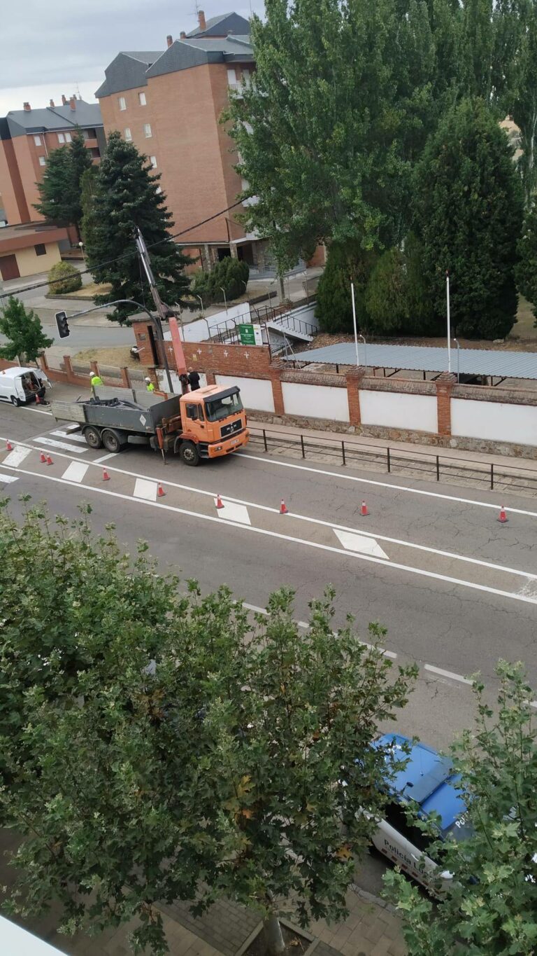 El Ayuntamiento retira un cruce semafórico en la N-VI para mejorar la seguridad y la circulación