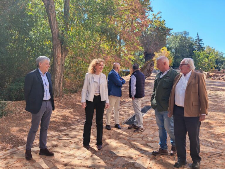 Castrillo de los Polvazares estrena la urbanización de una de sus principales vías de acceso