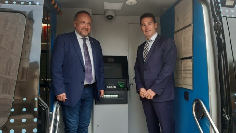 La Diputación de León prorroga hasta diciembre de 2026 el servicio de oficina financiera móvil