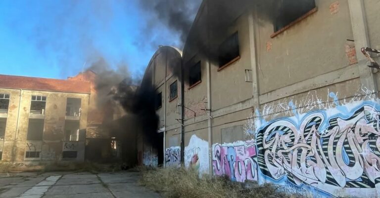 Los bomberos de Celada sofocan un incendio en la antigua azucarera de Veguellina