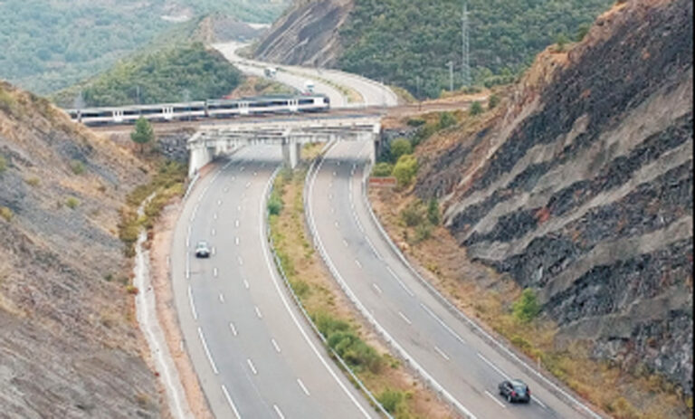 El Gobierno adjudica en más de 10 millones la mejora del pavimento de la A6 de Combarros al viaducto de Tremor
