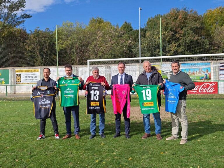 El Astorga estrena camisetas en Langreo buscando un cambio de rumbo