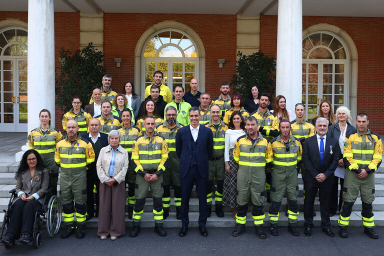 La Brif de Tabuyo condecorada con la Cruz Oficial al Mérito Civil que recibe en Moncloa Euquerio Morán, el brigadista más veterano