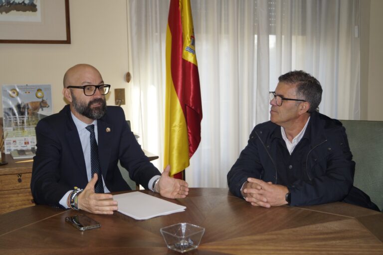 Subdelegación y Ayuntamiento mantienen una reunión para abordar el problema del abandono de vacas en la carretera entre Riofrío y Carrizo de la Ribera